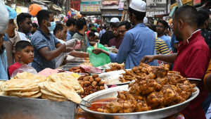 প্রথম দিনেই জমজমাট চকের ইফতার বাজার