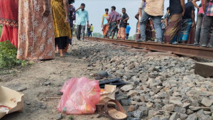 রেললাইনের পাশে পড়ে ছিল জুতা-ব্যাগ ও মেয়ের প্রিয় কেক