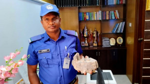 হাল চাষের সময় মিলল কষ্টিপাথর সদৃশ বস্তু