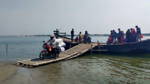 ২৪ হাজার মানুষের চলাচলের একমাত্র যানবাহন নৌকা