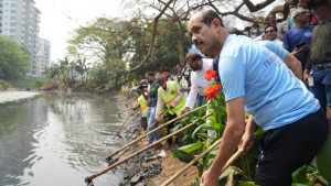 ডিএনসিসির উদ্যোগে গুলশান লেক পরিচ্ছন্ন কার্যক্রম শুরু