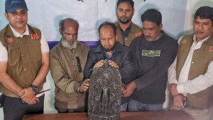 পঞ্চগড়ে ৭ কোটি টাকা মূল্যের মূর্তিসহ আটক ৩