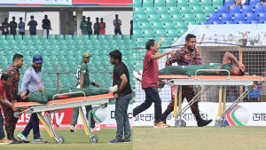 এবার মাঠের বাইরে আম্পায়ার