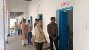 ২ ঘন্টায় ৩০৪ ভোট