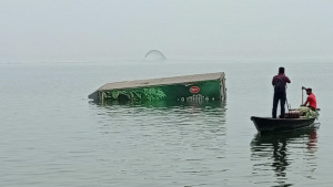 কাভার্ডভ্যান পড়ল পদ্মায় 