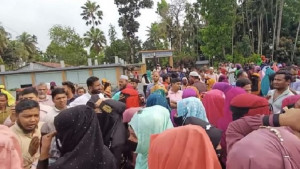 বেতন-বোনাসের দাবিতে শ্রমিকদের সড়ক অবরোধ