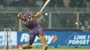 রাসেলের তাণ্ডবে দুইশ' পেরোনো সংগ্রহ কলকাতার