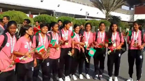 ট্রফি নিয়ে দেশে ফিরেছেন সাফজয়ী মেয়েরা
