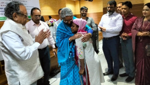 পত্রিকায় সংবাদ প্রকাশের পর প্রতিবন্ধীর পাশে ডা. দীপু মনি
