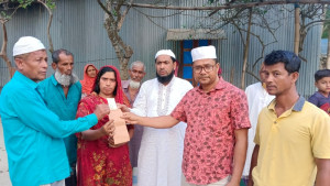 সালথায় অগ্নিকাণ্ডে ক্ষতিগ্রস্ত ৩ পরিবার পেল আর্থিক সহায়তা