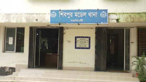 ঋণখেলাপি মামলায় কারাগারে, ক্ষুব্ধ হয়ে ২ ব্যাংক কর্মকর্তাকে মারধর