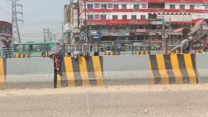 দ্রুতগতির লেনে যাত্রী নামাচ্ছে বাস