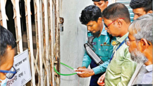 অভিযান আতঙ্কে রেস্তোরাঁ কর্মীরা