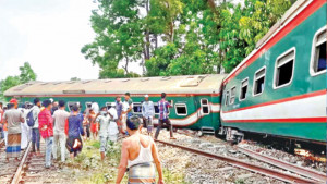 কুমিল্লায় বিজয় এক্সপ্রেসের ৯ বগি লাইনচ্যুত, আহত ১০