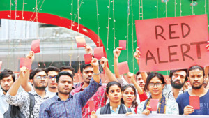 জবি প্রশাসনকে লাল কার্ড দেখালেন শিক্ষার্থীরা