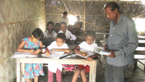 ঝুঁকি নিয়ে ঝুপড়ি  ঘরে পাঠদান