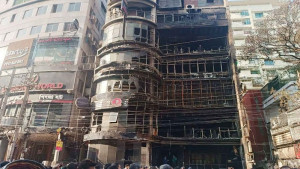 ভবন-রেস্টুরেন্ট মালিকের দোষ কর্মচারীর ওপর