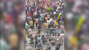 গাবতলীতে দেড় হাজার পরিচ্ছন্নতাকর্মীর সড়ক অবরোধ, যানজট 