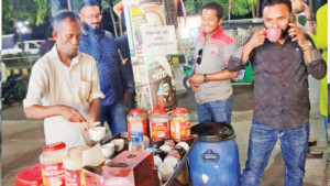 অনেকের মাঝে ব্যতিক্রম  চা বিক্রেতা সরোয়ার