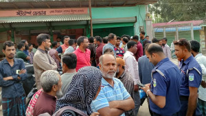 সাব-রেজিস্ট্রারকে অবরুদ্ধ করে বিক্ষোভ কর্মবিরতি