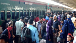 ঢাকা থেকে বেরোনোর পথে যানজটের ‘কাঁটা’