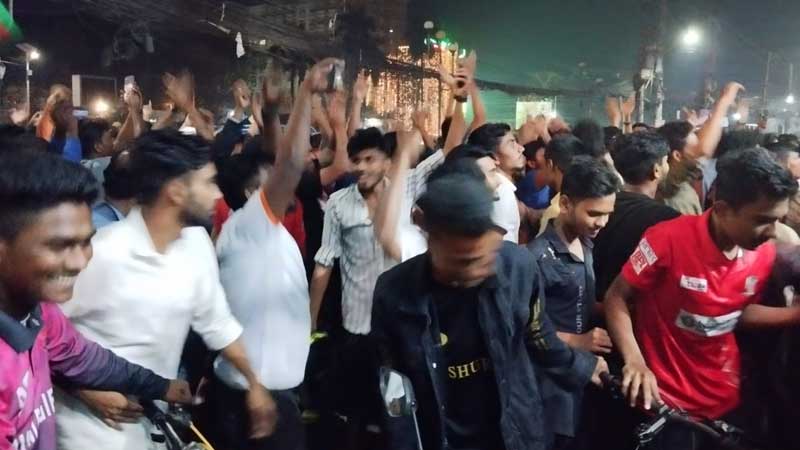 আনন্দে ভাসছে বরিশাল নগরী আনন্দে ভাসছে বরিশাল নগরী