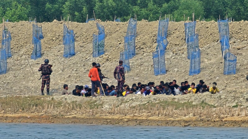 প্রাণ বাঁচাতে বাংলাদেশে এলেন মিয়ানমারের আরও ৩ সেনা সদস্য প্রাণ বাঁচাতে বাংলাদেশে এলেন মিয়ানমারের আরও ৩ সেনা সদস্য