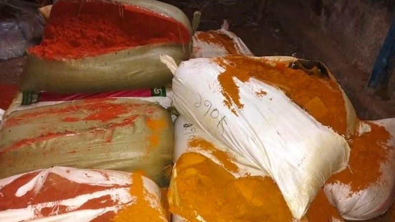মরিচ-হলুদের গুঁড়ায় মেশানো হয় গোখাদ্য! মরিচ-হলুদের গুঁড়ায় মেশানো হয় গোখাদ্য!