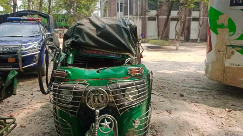ত্রিশালে বাস-অটোরিকশার সংঘর্ষে শিশুসহ নিহত ৩ ত্রিশালে বাস-অটোরিকশার সংঘর্ষে শিশুসহ নিহত ৩