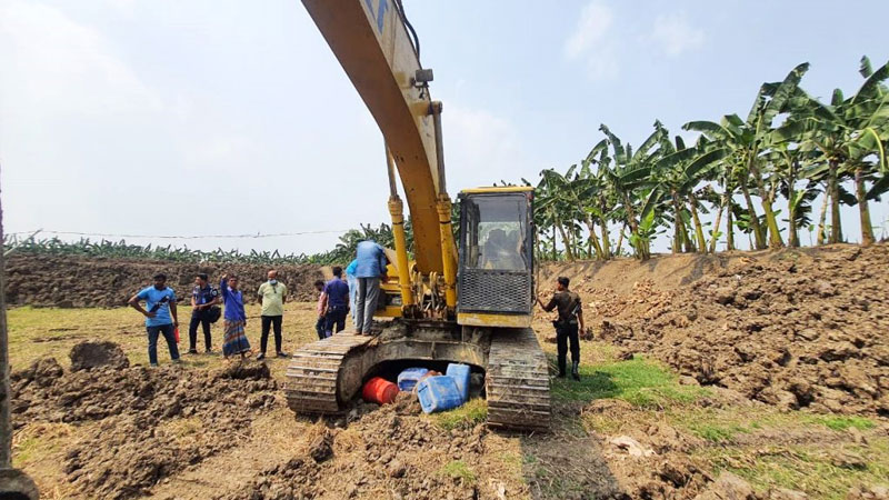এমপির ফেসবুক লাইভের পর প্রশাসনের অভিযান এমপির ফেসবুক লাইভের পর প্রশাসনের অভিযান