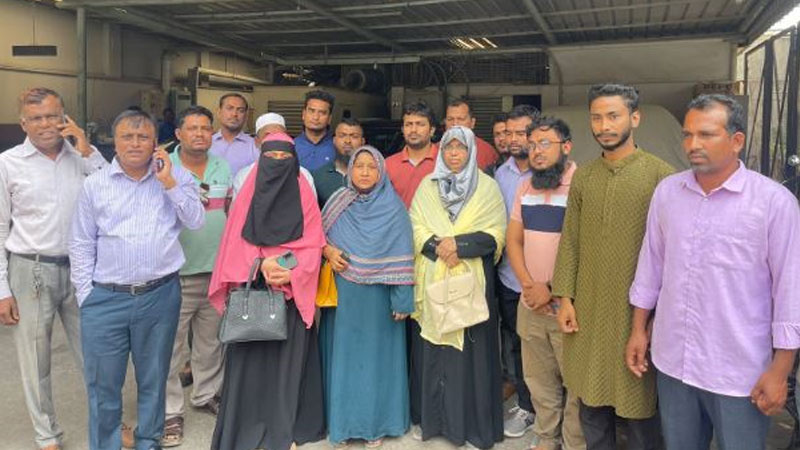 জলদস্যুর কবলে জাহাজ: উদ্বিগ্ন স্বজনরা ছুটছেন মালিকপক্ষের দ্বারে জলদস্যুর কবলে জাহাজ: উদ্বিগ্ন স্বজনরা ছুটছেন মালিকপক্ষের দ্বারে