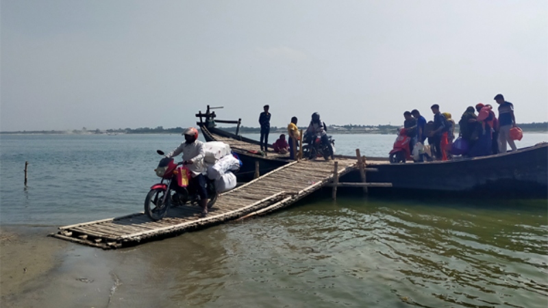 ২৪ হাজার মানুষের চলাচলের একমাত্র যানবাহন নৌকা ২৪ হাজার মানুষের চলাচলের একমাত্র যানবাহন নৌকা
