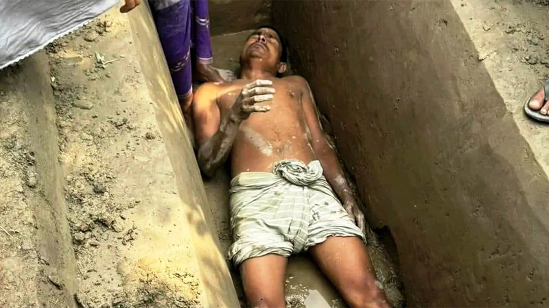 সম্পত্তির দ্বন্দ্বে বাবার জন্য খোঁড়া কবরে শুয়ে দাফনে বাধা সম্পত্তির দ্বন্দ্বে বাবার জন্য খোঁড়া কবরে শুয়ে দাফনে বাধা