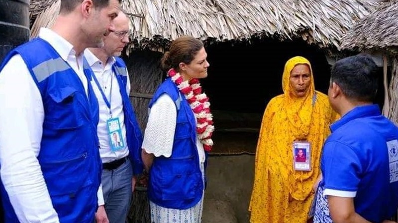 মাটির ঘরে বসে উপকূলের কষ্টগাথা শুনলেন রাজকন্যা মাটির ঘরে বসে উপকূলের কষ্টগাথা শুনলেন রাজকন্যা