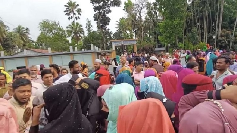বেতন-বোনাসের দাবিতে শ্রমিকদের সড়ক অবরোধ বেতন-বোনাসের দাবিতে শ্রমিকদের সড়ক অবরোধ
