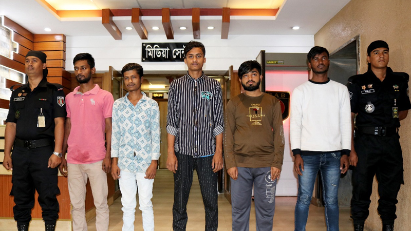 কিশোর গ্যাং লিডার আকাশসহ গ্রেপ্তার ৫ কিশোর গ্যাং লিডার আকাশসহ গ্রেপ্তার ৫