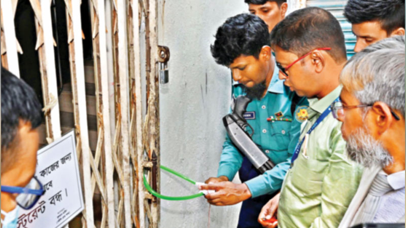 অভিযান আতঙ্কে রেস্তোরাঁ কর্মীরা অভিযান আতঙ্কে রেস্তোরাঁ কর্মীরা