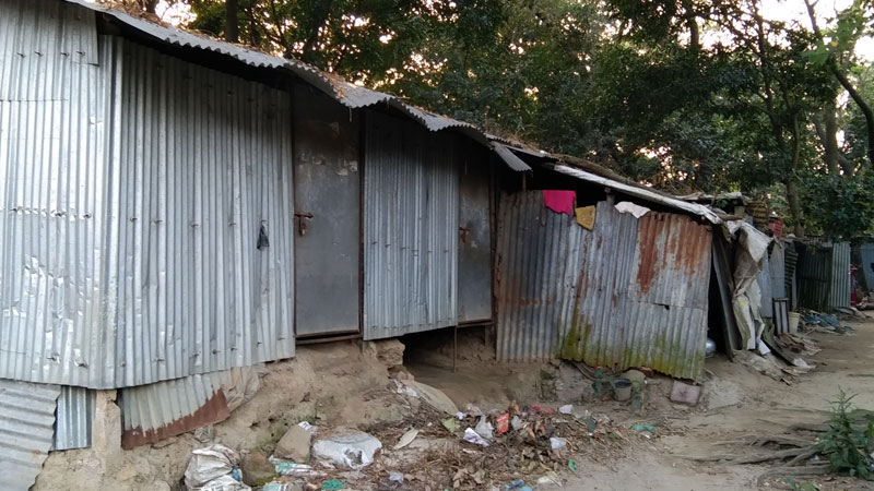 বৃষ্টিতে পড়ে পানি বাতাসে কাঁপে ঘর বৃষ্টিতে পড়ে পানি বাতাসে কাঁপে ঘর