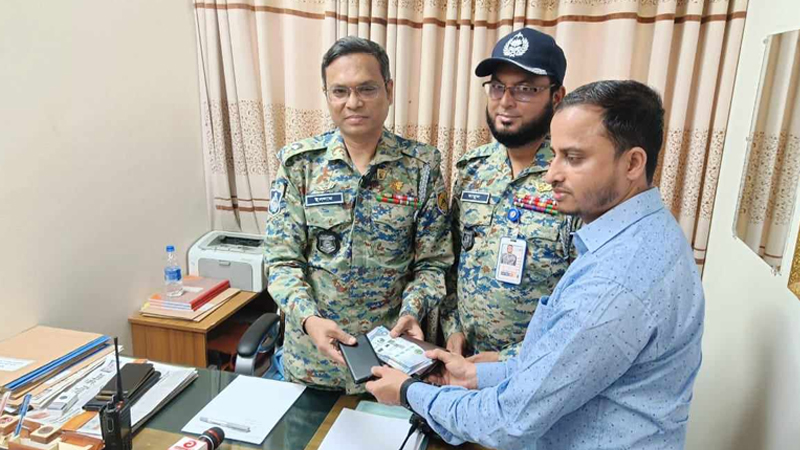 প্রবাসীর ব্যাগ গায়েব, আরেক প্রবাসী আটক প্রবাসীর ব্যাগ গায়েব, আরেক প্রবাসী আটক