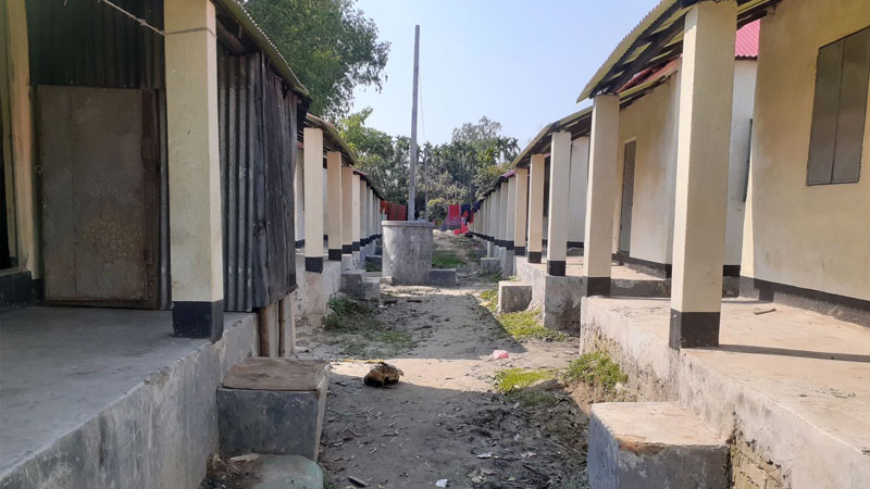 উদ্বোধনের এক বছরেও ঘর পাননি উপকারভোগীরা উদ্বোধনের এক বছরেও ঘর পাননি উপকারভোগীরা
