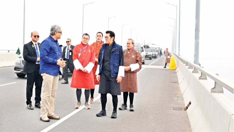 হেঁটে পদ্মা সেতুর সৌন্দর্য উপভোগ ভুটানের রাজার হেঁটে পদ্মা সেতুর সৌন্দর্য উপভোগ ভুটানের রাজার
