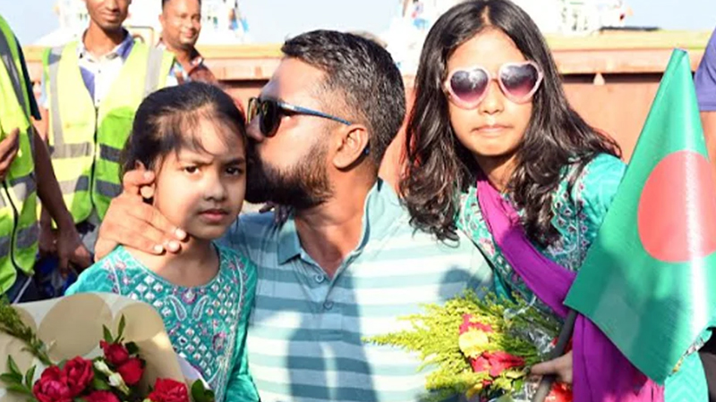 কারও হাতে ফুলের তোড়া, কারও চোখ অশ্রু ভেজা কারও হাতে ফুলের তোড়া, কারও চোখ অশ্রু ভেজা