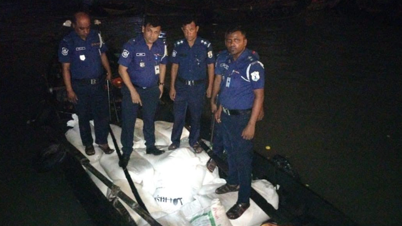 নৌপথে নেওয়া হচ্ছিল চোরাই চিনি, পুলিশ দেখে নদীতে ঝাঁপ নৌপথে নেওয়া হচ্ছিল চোরাই চিনি, পুলিশ দেখে নদীতে ঝাঁপ
