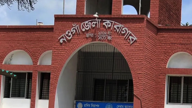 সহকারীর কোর্স করে রোগী দেখছিল মেয়েটি সহকারীর কোর্স করে রোগী দেখছিল মেয়েটি