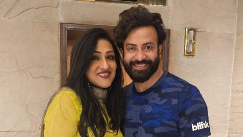 শাকিবের সঙ্গে দেখা করার সুযোগই হচ্ছিল না ঋতুপর্ণার, এরপর... শাকিবের সঙ্গে দেখা করার সুযোগই হচ্ছিল না ঋতুপর্ণার, এরপর...