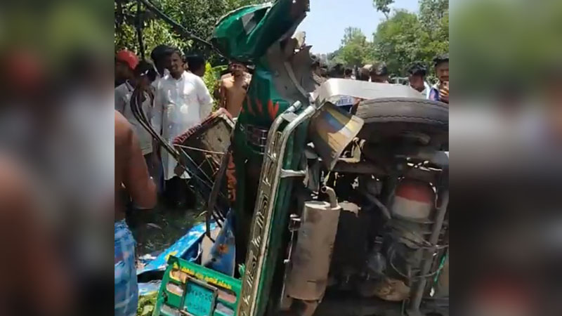 হাটহাজারীতে বাসচাপায় অটোরিকশার ২ যাত্রী নিহত হাটহাজারীতে বাসচাপায় অটোরিকশার ২ যাত্রী নিহত