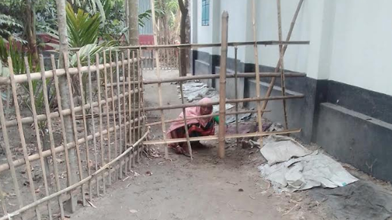 চলাচলের রাস্তায় বেড়া, অবরুদ্ধ পরিবার চলাচলের রাস্তায় বেড়া, অবরুদ্ধ পরিবার
