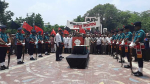 শহীদ মিনারে হায়দার আকবর খান রনোর প্রতি শ্রদ্ধা