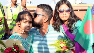 কারও হাতে ফুলের তোড়া, কারও চোখ অশ্রু ভেজা
