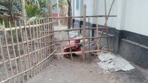 চলাচলের রাস্তায় বেড়া, অবরুদ্ধ পরিবার